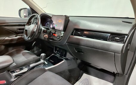 Mitsubishi Outlander III рестайлинг 3, 2019 год, 1 750 000 рублей, 13 фотография