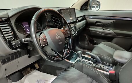 Mitsubishi Outlander III рестайлинг 3, 2019 год, 1 750 000 рублей, 16 фотография
