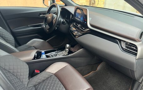 Toyota C-HR I рестайлинг, 2018 год, 2 750 000 рублей, 13 фотография