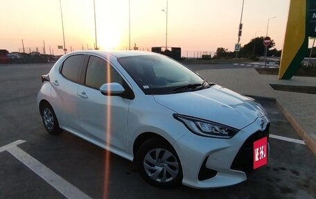 Toyota Yaris, 2020 год, 1 350 000 рублей, 2 фотография