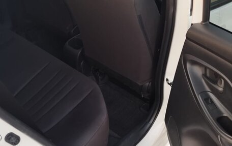 Toyota Yaris, 2020 год, 1 350 000 рублей, 19 фотография