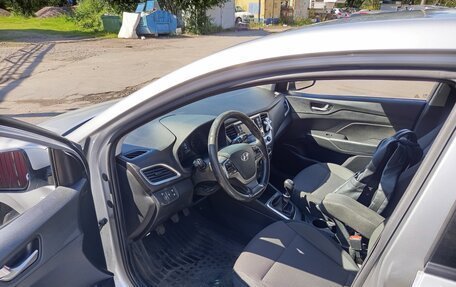 Hyundai Solaris II рестайлинг, 2017 год, 1 000 000 рублей, 13 фотография