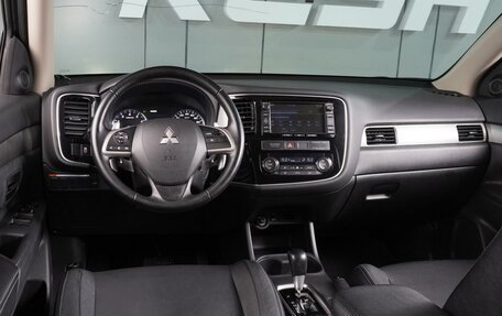 Mitsubishi Outlander III рестайлинг 3, 2014 год, 1 599 000 рублей, 6 фотография