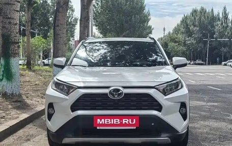 Toyota RAV4, 2021 год, 2 550 000 рублей, 2 фотография