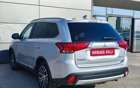 Mitsubishi Outlander III рестайлинг 3, 2017 год, 1 940 000 рублей, 8 фотография