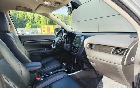 Mitsubishi Outlander III рестайлинг 3, 2017 год, 1 940 000 рублей, 13 фотография