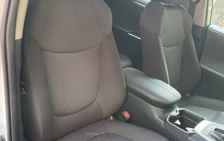 Toyota RAV4, 2021 год, 3 900 000 рублей, 21 фотография