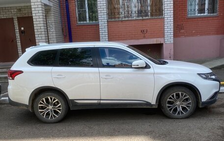 Mitsubishi Outlander III рестайлинг 3, 2017 год, 2 000 000 рублей, 3 фотография