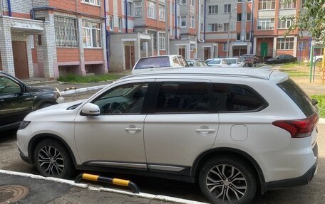 Mitsubishi Outlander III рестайлинг 3, 2017 год, 2 000 000 рублей, 2 фотография