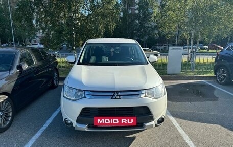 Mitsubishi Outlander III рестайлинг 3, 2014 год, 1 399 000 рублей, 2 фотография