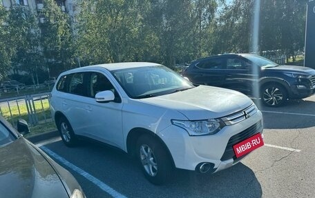 Mitsubishi Outlander III рестайлинг 3, 2014 год, 1 399 000 рублей, 3 фотография