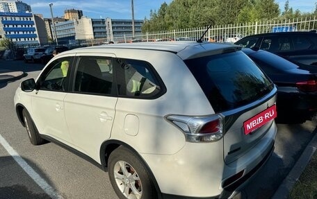 Mitsubishi Outlander III рестайлинг 3, 2014 год, 1 399 000 рублей, 5 фотография