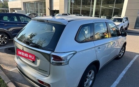 Mitsubishi Outlander III рестайлинг 3, 2014 год, 1 399 000 рублей, 4 фотография