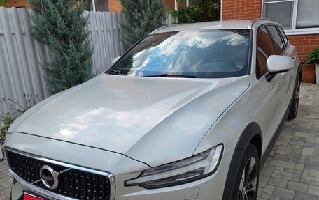 Volvo V60 Cross Country II, 2019 год, 2 950 000 рублей, 4 фотография