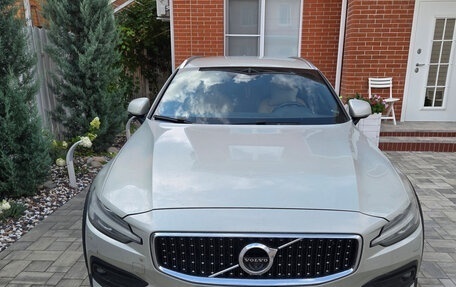 Volvo V60 Cross Country II, 2019 год, 2 950 000 рублей, 2 фотография