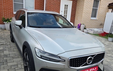 Volvo V60 Cross Country II, 2019 год, 2 950 000 рублей, 3 фотография