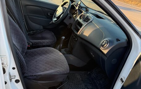 Renault Logan II, 2017 год, 630 000 рублей, 7 фотография