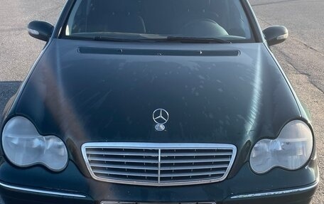 Mercedes-Benz C-Класс, 2003 год, 800 000 рублей, 1 фотография