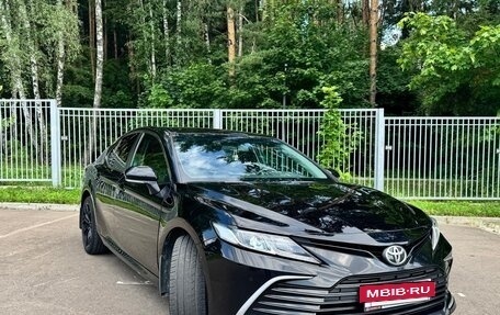Toyota Camry, 2021 год, 3 200 000 рублей, 2 фотография
