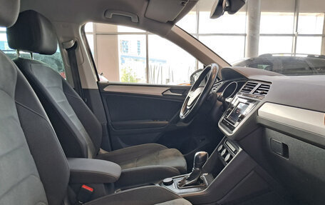 Volkswagen Tiguan II, 2018 год, 2 393 000 рублей, 13 фотография