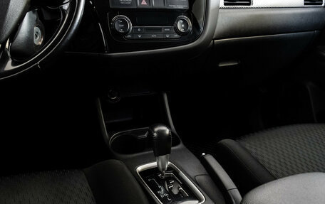 Mitsubishi Outlander III рестайлинг 3, 2015 год, 1 369 000 рублей, 13 фотография