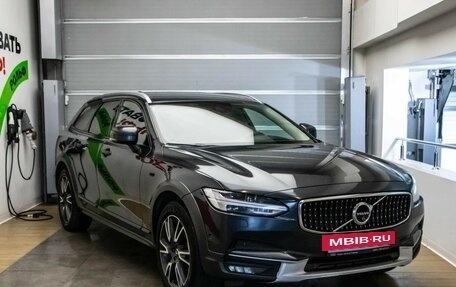Volvo V90 Cross Country I рестайлинг, 2018 год, 2 875 000 рублей, 3 фотография