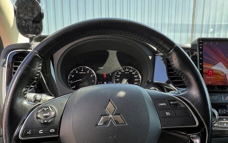 Mitsubishi Outlander III рестайлинг 3, 2016 год, 1 700 000 рублей, 12 фотография