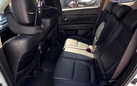 Mitsubishi Outlander III рестайлинг 3, 2016 год, 1 700 000 рублей, 10 фотография