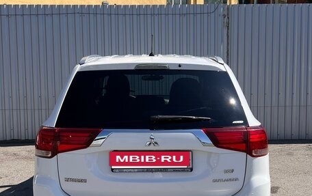 Mitsubishi Outlander III рестайлинг 3, 2016 год, 1 700 000 рублей, 7 фотография