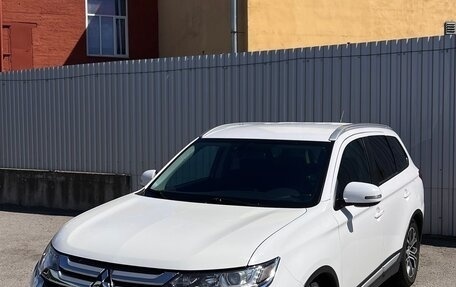 Mitsubishi Outlander III рестайлинг 3, 2016 год, 1 700 000 рублей, 4 фотография