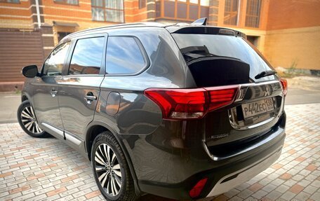 Mitsubishi Outlander III рестайлинг 3, 2019 год, 1 700 000 рублей, 4 фотография