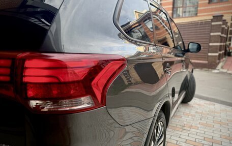 Mitsubishi Outlander III рестайлинг 3, 2019 год, 1 700 000 рублей, 3 фотография