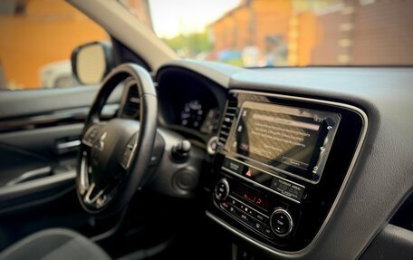 Mitsubishi Outlander III рестайлинг 3, 2019 год, 1 700 000 рублей, 13 фотография