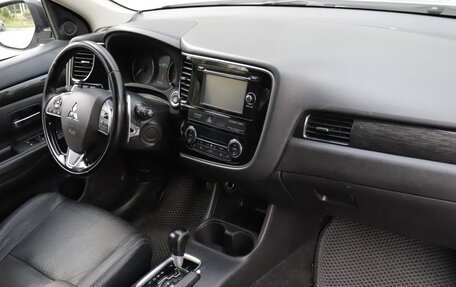 Mitsubishi Outlander III рестайлинг 3, 2015 год, 1 745 000 рублей, 10 фотография