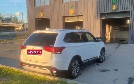 Mitsubishi Outlander III рестайлинг 3, 2021 год, 2 400 000 рублей, 4 фотография