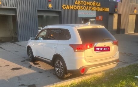 Mitsubishi Outlander III рестайлинг 3, 2021 год, 2 400 000 рублей, 7 фотография