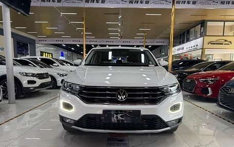 Volkswagen T-Roc I, 2022 год, 1 940 000 рублей, 2 фотография