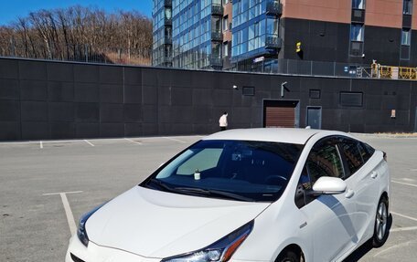 Toyota Prius IV XW50, 2019 год, 1 980 000 рублей, 2 фотография