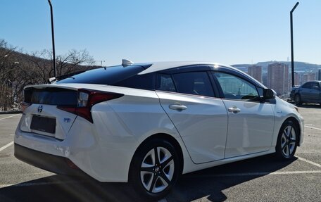 Toyota Prius IV XW50, 2019 год, 1 980 000 рублей, 5 фотография