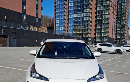 Toyota Prius IV XW50, 2019 год, 1 980 000 рублей, 3 фотография