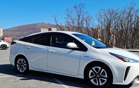 Toyota Prius IV XW50, 2019 год, 1 980 000 рублей, 4 фотография