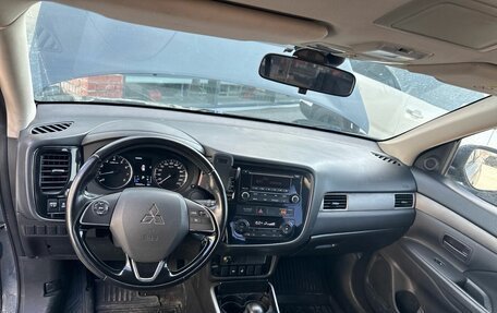 Mitsubishi Outlander III рестайлинг 3, 2017 год, 1 870 000 рублей, 4 фотография