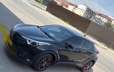 Toyota C-HR I рестайлинг, 2018 год, 2 300 000 рублей, 3 фотография