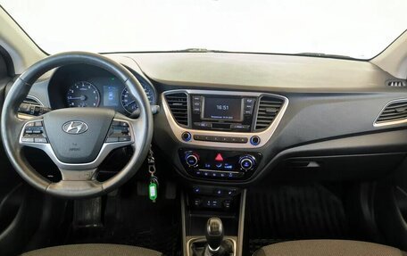 Hyundai Solaris II рестайлинг, 2017 год, 850 000 рублей, 5 фотография