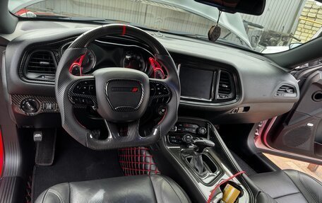Dodge Challenger III рестайлинг 2, 2018 год, 3 700 000 рублей, 11 фотография