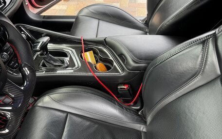 Dodge Challenger III рестайлинг 2, 2018 год, 3 700 000 рублей, 10 фотография