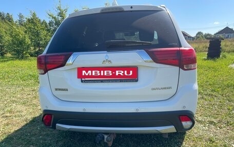 Mitsubishi Outlander III рестайлинг 3, 2017 год, 1 700 000 рублей, 9 фотография
