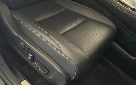 Lexus RX IV рестайлинг, 2020 год, 5 000 000 рублей, 28 фотография