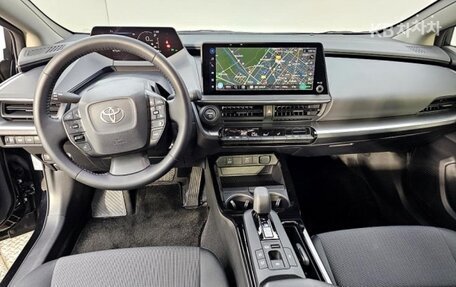 Toyota Prius IV XW50, 2024 год, 3 200 000 рублей, 5 фотография