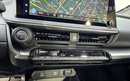Toyota Prius IV XW50, 2024 год, 3 200 000 рублей, 15 фотография
